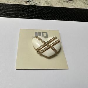 JLO Jennifer Lopez Gold Tone & Rhinestone White Heart NWT Brooch Pin MSRP $25